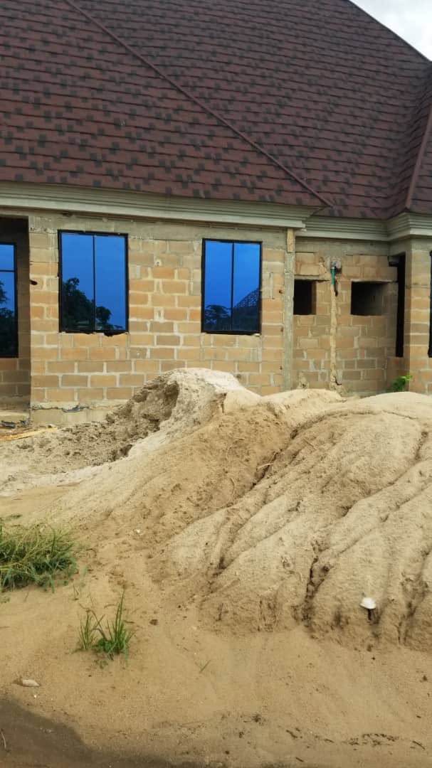 UltimateBuildin's tweet image. Frameless aluminum windows delivered successfully and installed at Shimawa, Ogun state. #Aluminium #framelesswindows #casementwindows #realestate #buildingmaterials