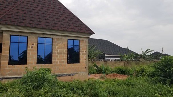 UltimateBuildin's tweet image. Frameless aluminum windows delivered successfully and installed at Shimawa, Ogun state. #Aluminium #framelesswindows #casementwindows #realestate #buildingmaterials