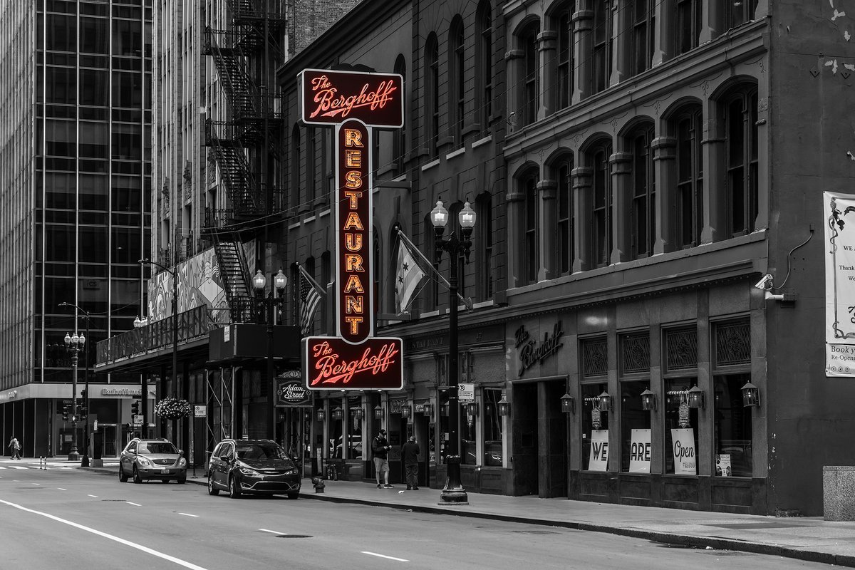 The Berghoff Restaurant Sign by Sharon Popek. Prints of the historic sign in downtown Chicago are available! buff.ly/3QxAlin
#DowntownChicago #ChicagoGift #BerghoffSign #SignArt #ChicagoPrints