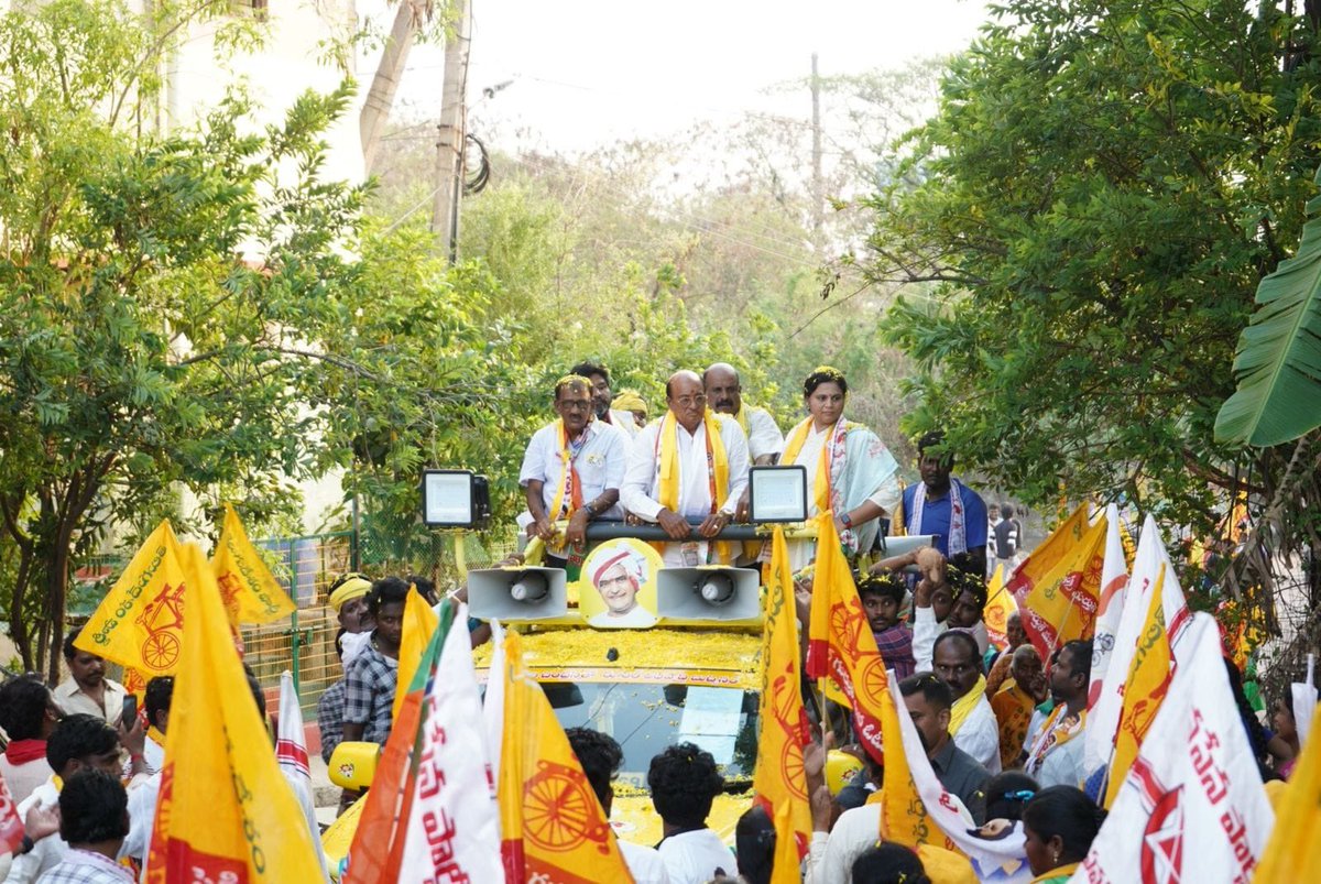 కాతేరు మల్లయ్య పేట లో ఎన్నికల ప్రచార కార్యక్రమంo పాల్గొన్న శ్రీ గోరంట్ల బుచ్చయ్య చౌదరి గారు. ఈ కార్యక్రమంలో పెద్ద యెత్తున అభిమానులు,ప్రజలు పాల్గొన్నారు.

#TDPJSPBJPWinning 
#గోరంట్ల