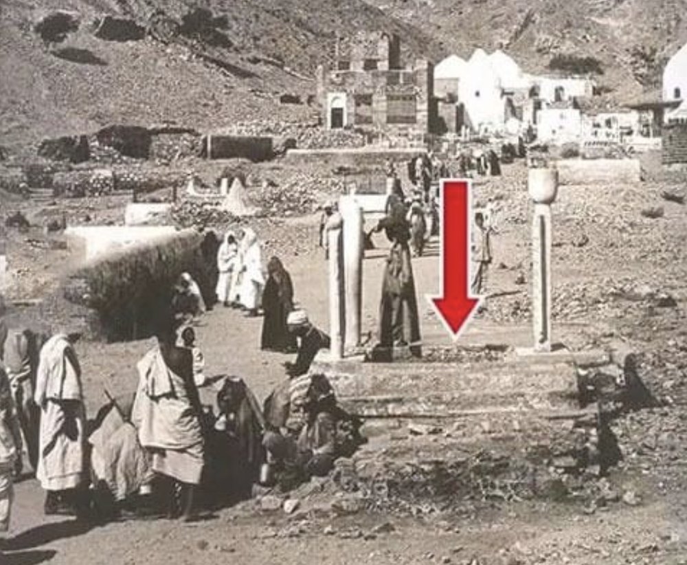 A very early photo of the Al-Mualla Cemetery in Makkah, Saudi Arabia.

The red arrow points to a grave attributed to Abdul Muttalib bin Hashim, the grandfather of our Prophet (ﷺ).

He was a chief of the Quraysh and the person who rediscovered the location of the Zamzam Well.