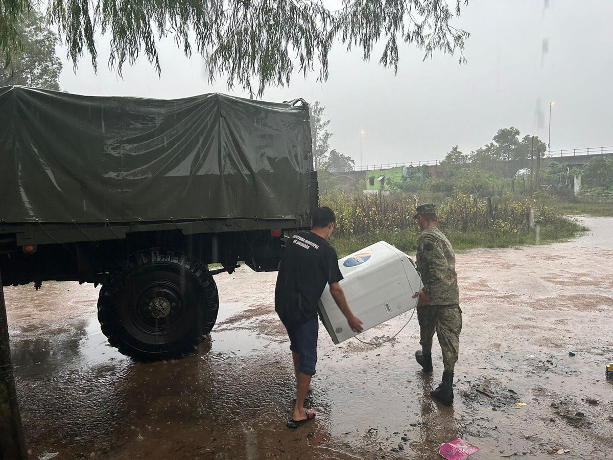 #CerroLargo y #TreintayTres.

Los efectivos realizan la #evacuación de familias, traslado de sus pertenencias, mobiliario y animales domésticos, instalación de carpas que sirven como alojamiento transitorio y confección de alimentos (desayuno, almuerzo y cena).

#LaFuerzadeTodos