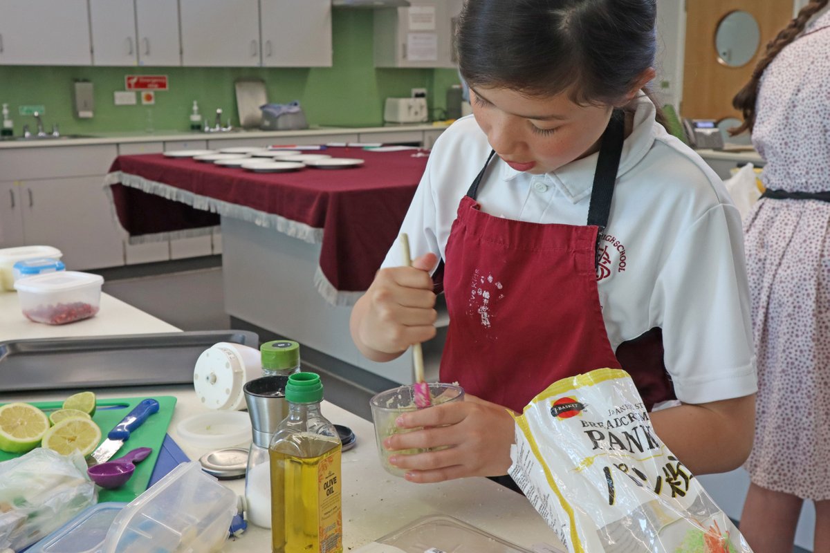In the last few weeks, numerous girls from the junior school entered Bromley High School’s inaugural Master Chef competition. Today, the final saw eight girls from Year 3 to Year 6 compete eagerly. Find out more: ow.ly/8YVl50RzAOe
