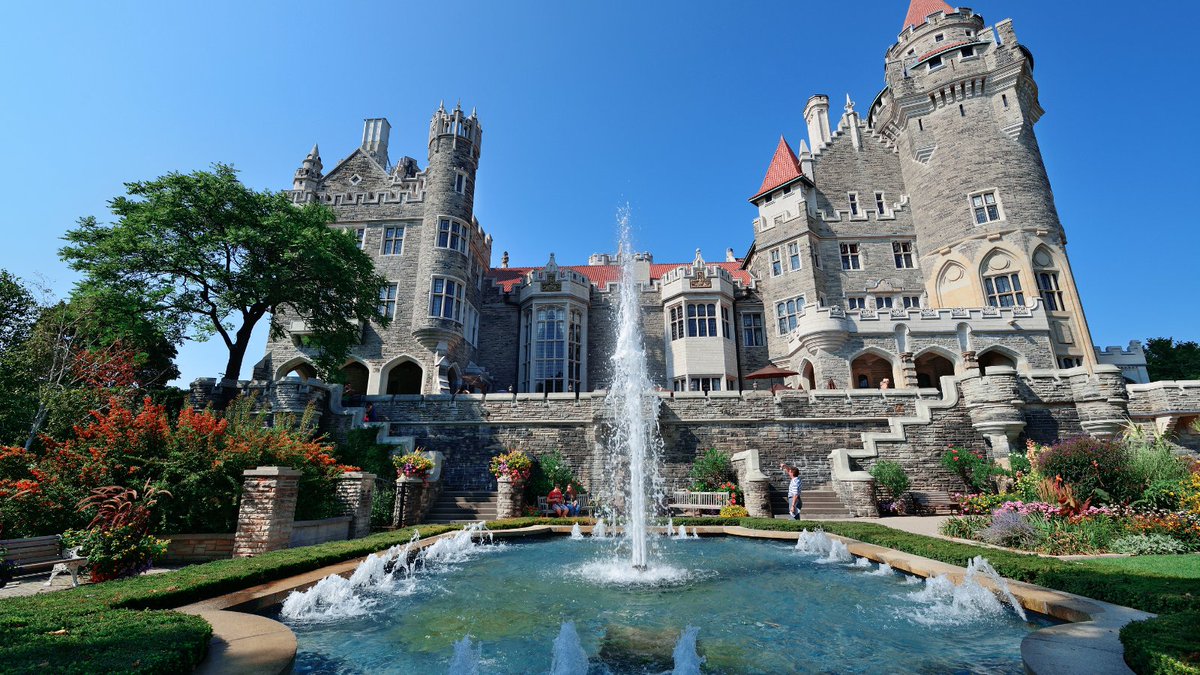 Head over to @CasaLomaToronto this spring to marvel at the beautiful flowers and castle architecture. Visit: casaloma.ca