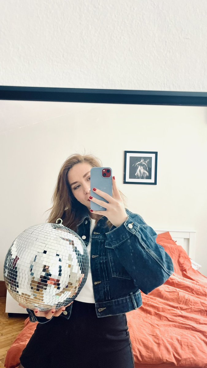 25 yaşındayım, disko topum var