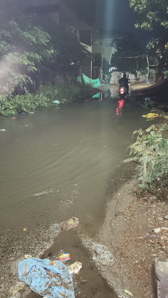 autokamla's tweet photo. @advpushyamitra @jdjsindore @mohanyadavbjpmp September में सेंशन हुई थी storm water लाईन मगर अभी भी सो रहा है नगर निगम स्कीम न.71 सेक्टर A में फिर पानी भरा 10में के लिए बारिश हुई रोड हुई जलमग्न। https://t.co/2D3UD3cE6t