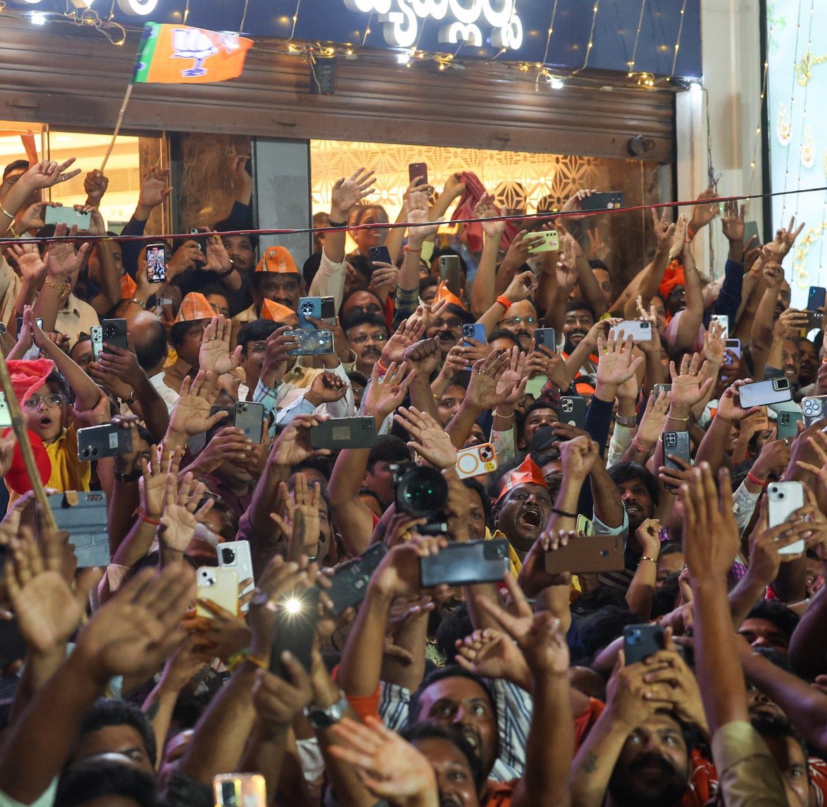 Just like other parts of India, the NDA will emerge victorious in Vijayawada! Glimpses from PM Shri @narendramodi's roadshow in Andhra Pradesh.