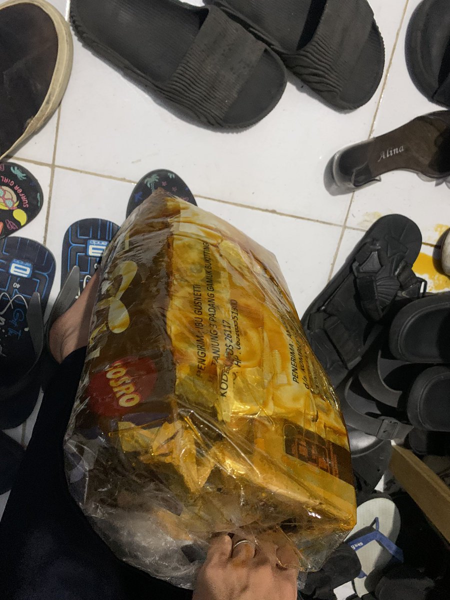 an_extras's tweet photo. Kemarin ngirim paket pake @IdTiki pas nyampe paketnya bocor semua. trus cuma ditinggalin kertas inbound beginian. pas di claim ke @IdTiki nya eh malah ngelak bilang "itu paketnya mungkin dilempar atau keimpit pas di bandara. jadi bukan salah tiki" LAHH ANJGG https://t.co/KQqxheIv2w