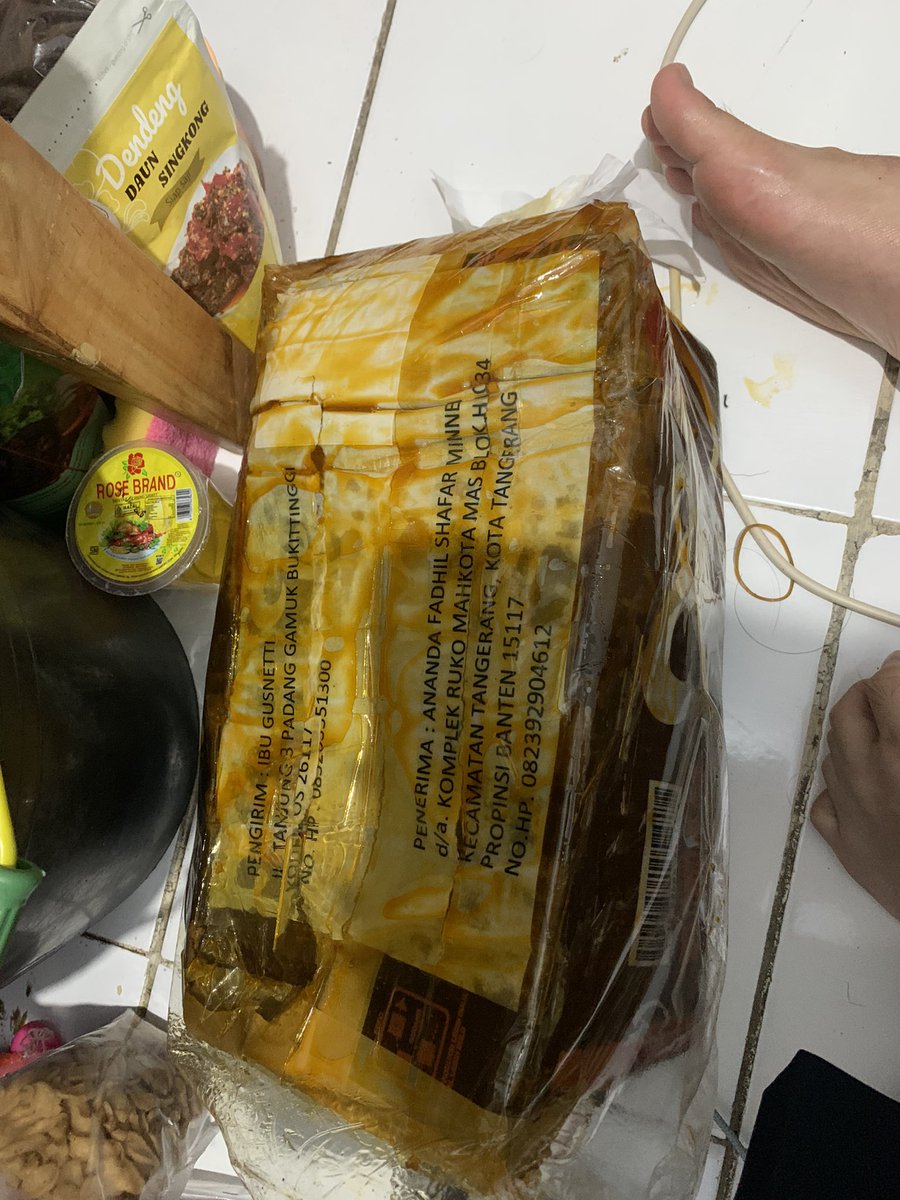 an_extras's tweet photo. Kemarin ngirim paket pake @IdTiki pas nyampe paketnya bocor semua. trus cuma ditinggalin kertas inbound beginian. pas di claim ke @IdTiki nya eh malah ngelak bilang "itu paketnya mungkin dilempar atau keimpit pas di bandara. jadi bukan salah tiki" LAHH ANJGG https://t.co/KQqxheIv2w
