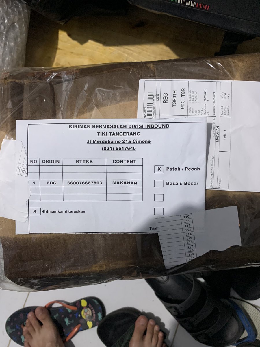 an_extras's tweet photo. Kemarin ngirim paket pake @IdTiki pas nyampe paketnya bocor semua. trus cuma ditinggalin kertas inbound beginian. pas di claim ke @IdTiki nya eh malah ngelak bilang "itu paketnya mungkin dilempar atau keimpit pas di bandara. jadi bukan salah tiki" LAHH ANJGG https://t.co/KQqxheIv2w