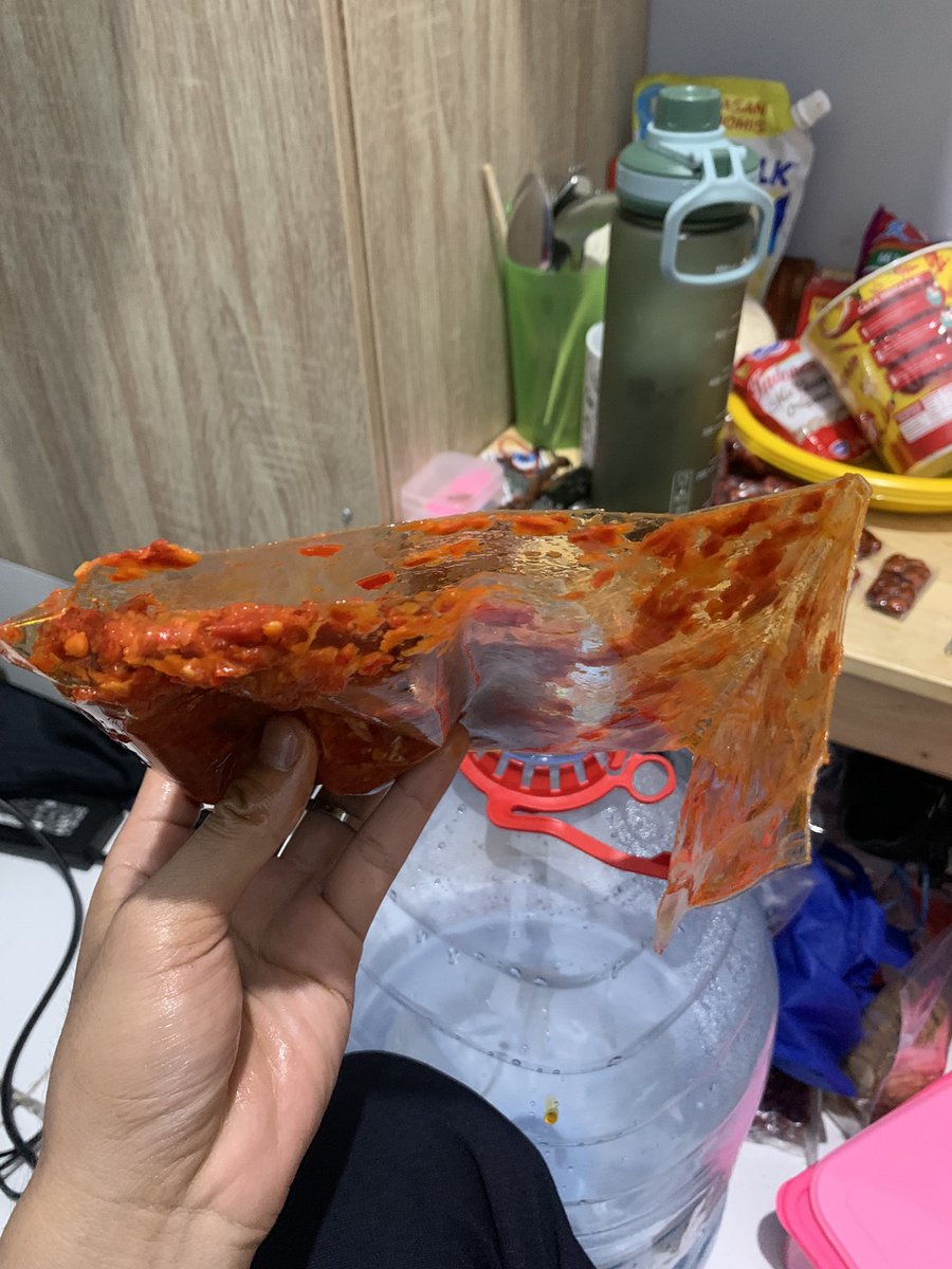 an_extras's tweet photo. Kemarin ngirim paket pake @IdTiki pas nyampe paketnya bocor semua. trus cuma ditinggalin kertas inbound beginian. pas di claim ke @IdTiki nya eh malah ngelak bilang "itu paketnya mungkin dilempar atau keimpit pas di bandara. jadi bukan salah tiki" LAHH ANJGG https://t.co/KQqxheIv2w