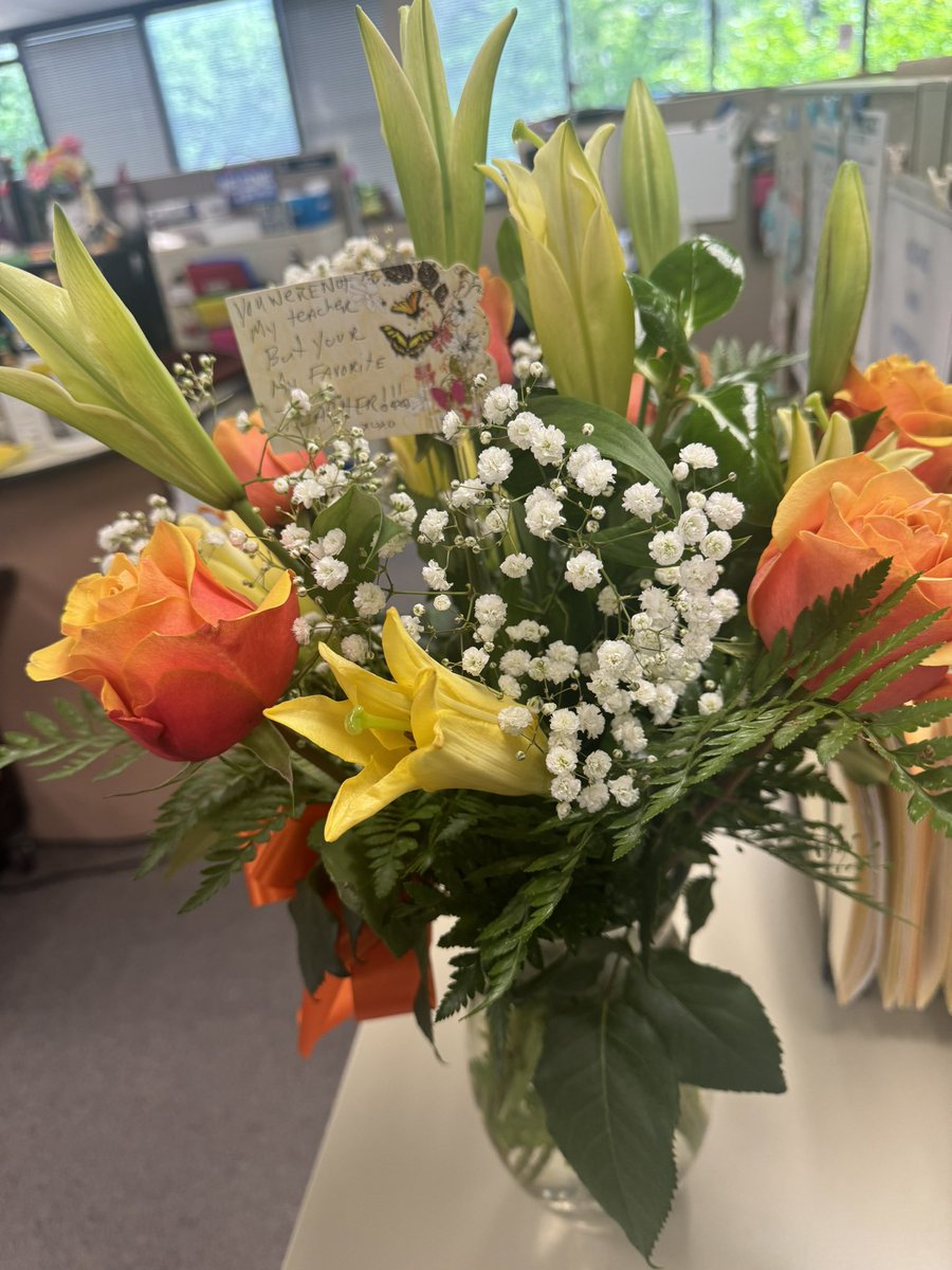 BarbAAnderson5's tweet photo. Teacher Appreciation flowers. ❤️ https://t.co/hSoFXEZ4Km