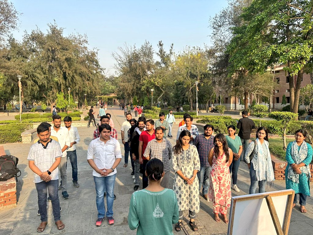 DUABVP's tweet photo. अखिल भारतीय विद्यार्थी परिषद, दिल्ली विश्वविद्यालय द्वारा गुरुदेव रविंद्रनाथ टैगोर जयंती के अवसर पर कला संकाय में उनके चित्र के समक्ष पुष्पार्चन एवं सामूहिक राष्ट्रगान कर उन्हें नमन किया गया।
#abvp #abvpdu https://t.co/Io9HRyszdN