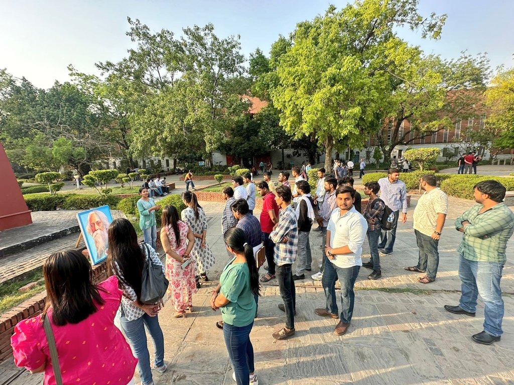 DUABVP's tweet photo. अखिल भारतीय विद्यार्थी परिषद, दिल्ली विश्वविद्यालय द्वारा गुरुदेव रविंद्रनाथ टैगोर जयंती के अवसर पर कला संकाय में उनके चित्र के समक्ष पुष्पार्चन एवं सामूहिक राष्ट्रगान कर उन्हें नमन किया गया।
#abvp #abvpdu https://t.co/Io9HRyszdN