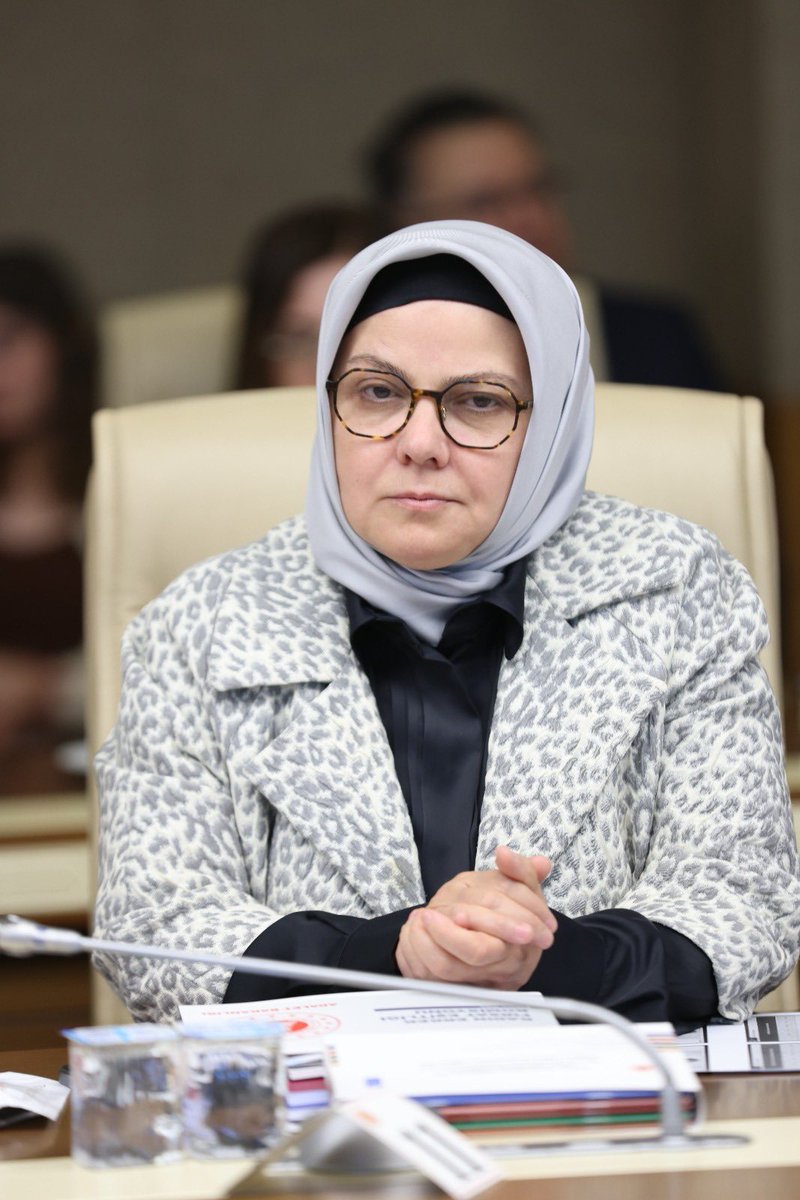 aysebohurler's tweet photo. Bugün TBMM Kadın Erkek Fırsat Eşitliği Komisyonunda (KEFEK) Adalet Bakanımız Sn. @yilmaztunc 'u dinledik. Kadın erkek fırsat eşitliğinin sağlanmasına yönelik Bakanlık bünyesinde yapılan çalışmalara ilişkin bilgi aldığımız sunum için Sayın Bakanımıza teşekkür ediyoruz. https://t.co/bxUOoqbUgv