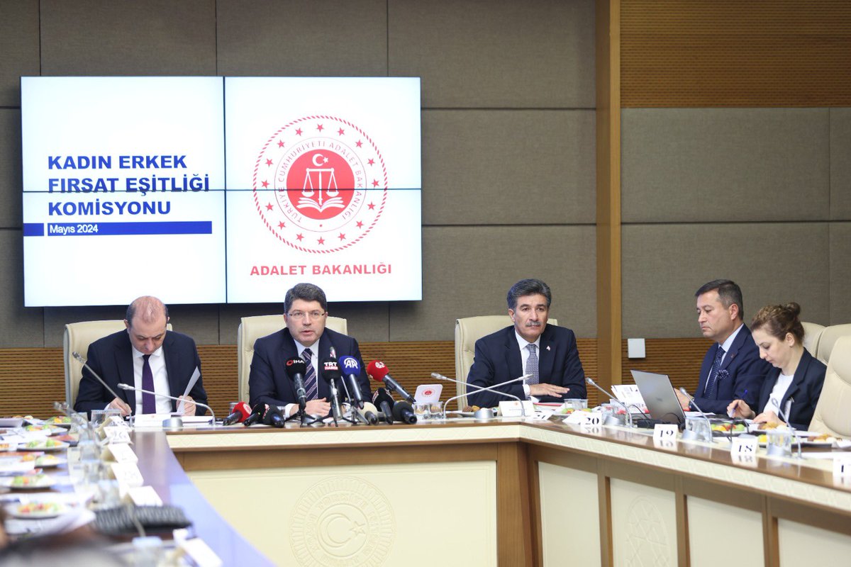 aysebohurler's tweet photo. Bugün TBMM Kadın Erkek Fırsat Eşitliği Komisyonunda (KEFEK) Adalet Bakanımız Sn. @yilmaztunc 'u dinledik. Kadın erkek fırsat eşitliğinin sağlanmasına yönelik Bakanlık bünyesinde yapılan çalışmalara ilişkin bilgi aldığımız sunum için Sayın Bakanımıza teşekkür ediyoruz. https://t.co/bxUOoqbUgv