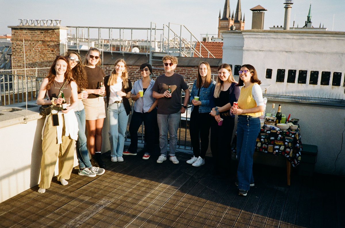 🧬🧪🧬Last week we had our (first) 1000th Plasmid Party 🧬🧪🧬 Glorious shot of the lab with a film camera (thank you <a href="/LeonieLehm/">Leonie</a>!)