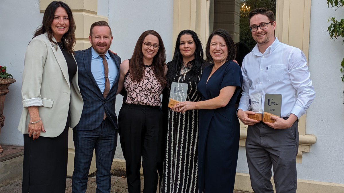 We were delighted to receive the inaugural Outstanding Interdisciplinary Research Team Award at @UlsterUni today at @GalgormResort. Kudos to team @UlsterUniPsych/@ComMat! We missed you @kylbyd!