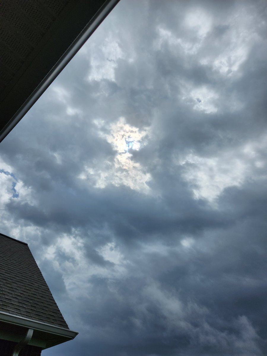 b_delong9's tweet photo. @I65WxSils Sun peeking through on the south side 😩 https://t.co/GmChZoNKxx