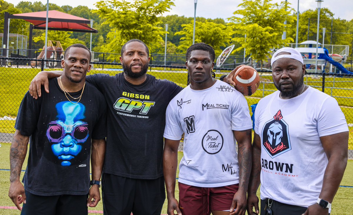 DMCoachbrown6's tweet image. All work
All Family…
#BFA
@GibsonTraining