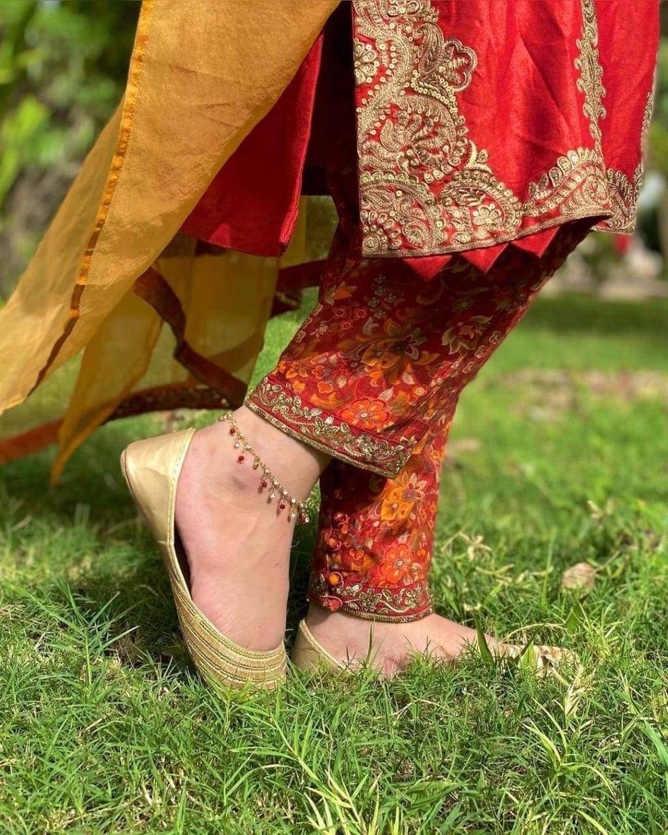 ساری دنیا آپ کو دکھ دے تو من پسند شخص آپ کو خوش کر سکتا ہے لیکن اگر وہی ایک من پسند شخص آپ کی کسی غلطی کی وجہ سے آپ سے دور ہو جائے ،تو ساری دنیا بھی آپ کو خوش نہیں کر سکتی۔۔۔۔♥️