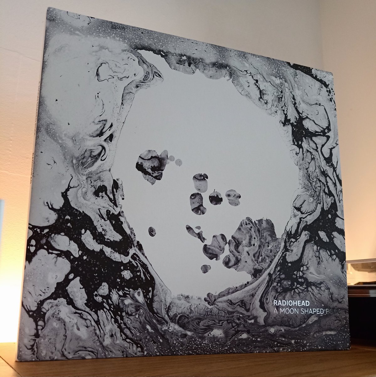 A Moon Shaped Pool, el más reciente álbum de estudio de #radiohead, apareció digitalmente en Mayo de 2016. Compartimos el Archivo ExitMusicAr del álbum, con videos, fotos de eventos promocionales, artículos de prensa traducidos, letras y traducciones en exitmusic.com.ar/goto/amoonshap…