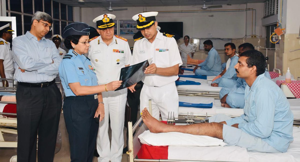 A team headed by Air Marshal Sadhna S Nair, DGHS (AF) undertook an assessment of #INHSAsvini 07 to 08 May for award of Raksha Mantri trophy. The team visited various facilities at the hospital and interacted with admitted patients. 
@SpokespersonMoD
@HQ_IDS_India
@indiannavy
