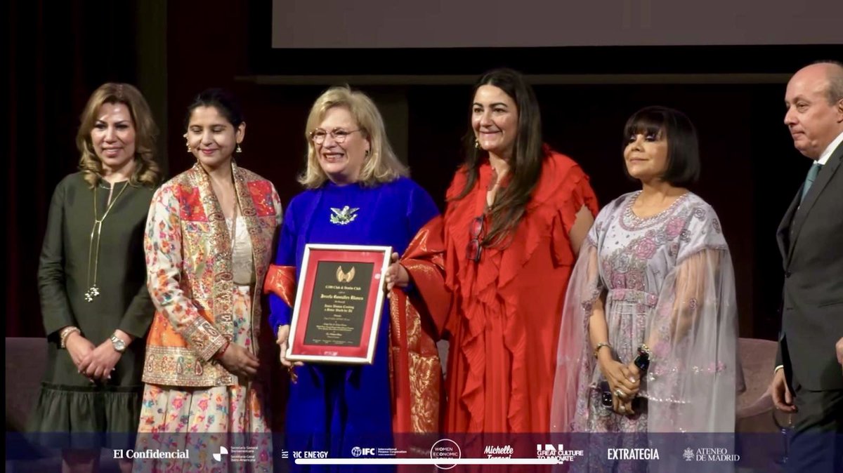 Fue un honor haber sido invitada a participar en la 3ª edición del @WomenEcoForum en Madrid: de la palabra a la acción, y recibir el “Iconic Leader Award”!! A través de la plataforma internacional de la red mundial All Ladies League (ALL), se promueve la unión y el apoyo entre