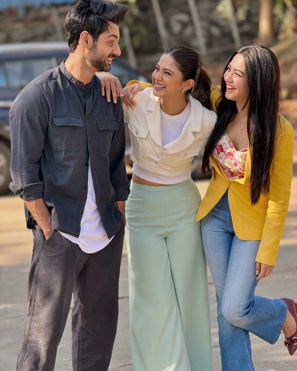 Unexpected laughs, genuine bonds - that’s the real script behind the scenes! 🎭😄 
#BTSAntics @karan009wahi @jenniferwinget1 @reem_sameer8 #Karanwahi #JenniferWinget #RaisinghaniVSRaisinghani