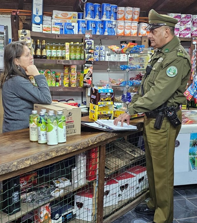 Con el objetivo prevenir se produzca el ilícito de robo en lugar habitado, el Delegado del Cuadrante N° 2, se reunió con la presidenta de la junta de vecinos de Los Altillos de Requegua, #SanVicente, para entregarle información, la cual será replicada a todos los vecinos.