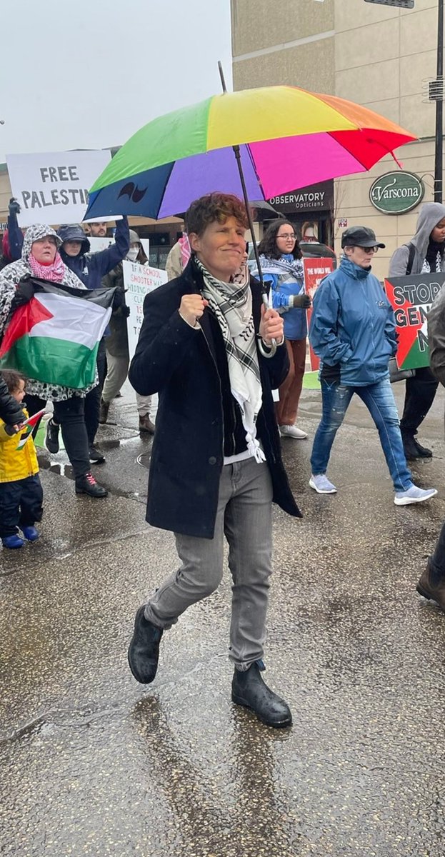 Unhinged commislamist NDP Janis Irwin is still out there making a fool of herself.

She wouldn't even make it to the rooftop with that umbrella there.

Absolute 🤡