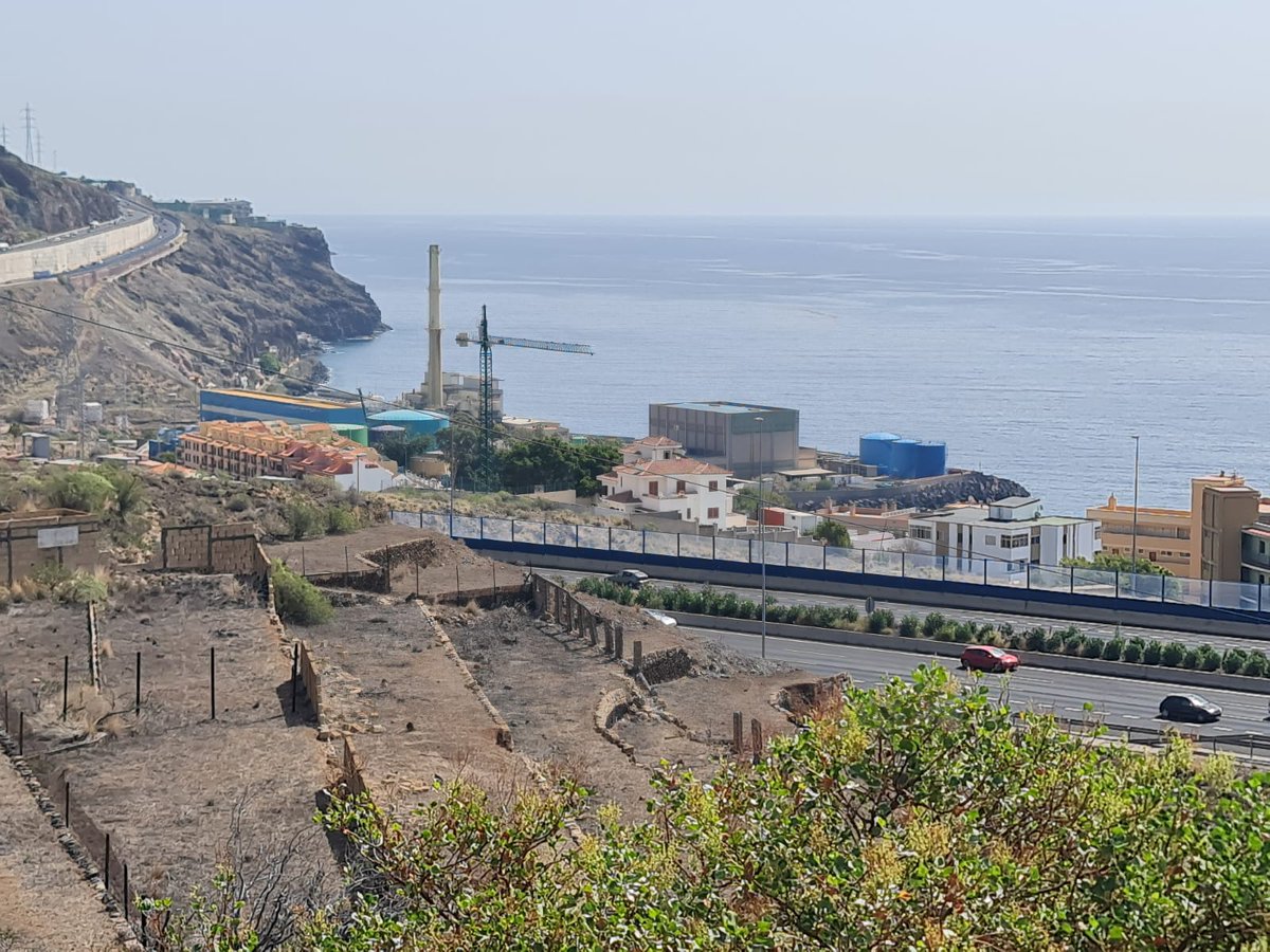 El ‘skyline’ de Las Caletillas, en Candelaria (#Canarias), hoy luce diferente. 🌄🏭

La demolición de una de las chimeneas de la central térmica marca un momento crucial en la #transiciónenergética de la isla.

Un proceso lleno de retos técnicos y significativos. 👇