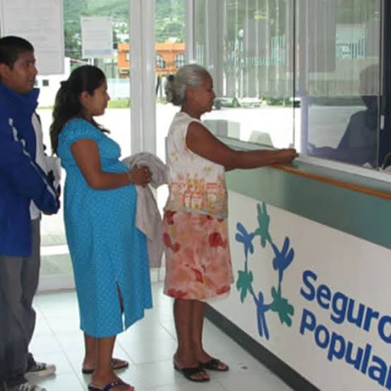 TaquitoAlPaztor's tweet photo. Desaparición del Seguro Popular
El Seguro Popular atendía a 54 millones de personas,su desaparición dejó sin cobertura a 20 millones de personas, puesto que el Insabi que lo sustituyó solo cubría a 33 millones,dejando sin acceso a la salud a quienes menos tienen. https://t.co/7o4SXXHedU