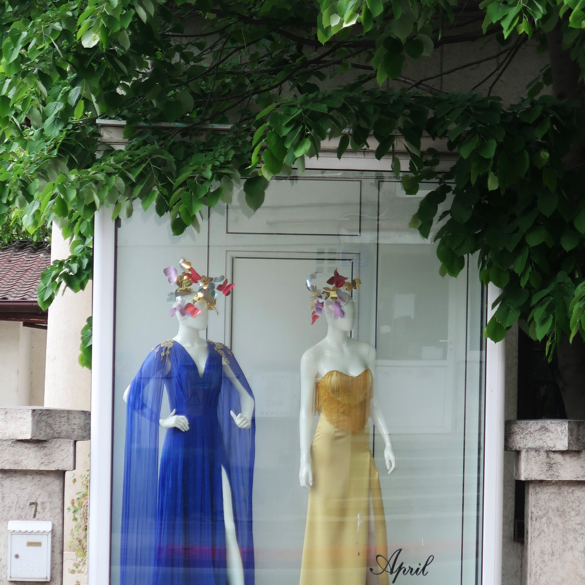 FotoStefan's tweet photo. Spring-summer style #fashion #dress #designer #windowstore #store #gown #colors #colorful #apparel #streetexplorer #urbanphoto #Wednesdayvibe https://t.co/Vi1o6PlNB1