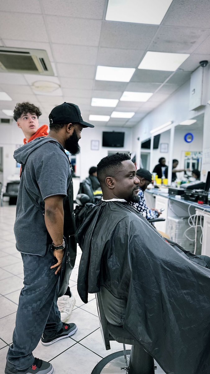 Landlord Sarkodie out in London 🇬🇧 getting that fade