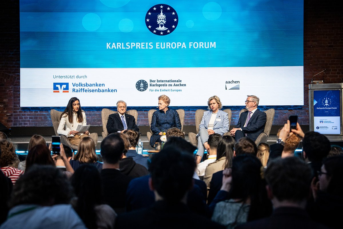 The Charlemagne Prize laureates Jean-Claude Trichet, @Grybauskaite_LT, @VTsepkalo, and Pat Cox speak about #Europe's future with the youth. The session is moderated by our Charlemagne Prize Fellow @YAsrarguis. #ECYP2024 #Karlspreis2024