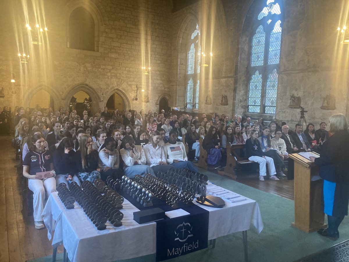 Last night's @Mayfield_Sport Dinner was unforgettable, thanks to the incredible @sarah_hunter8! As former Women's England Rugby Captain and the most capped player ever, with 141 caps, Sarah's words on leadership and resilience resonated deeply with our girls and parents.🌹👏🏻✨