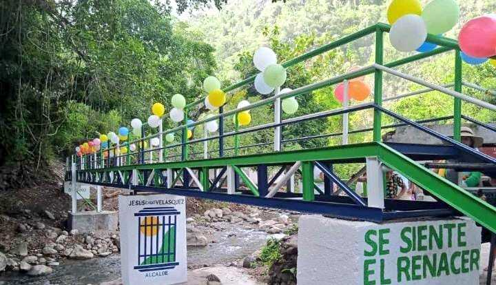 angelicasiguea's tweet photo. Alcalde de Acosta,Chuo Velásquez rescata puente que inicia el sendero hacia Las Puertas de Miraflores. Quedó como nuevo. https://t.co/eGZkhjAK5S