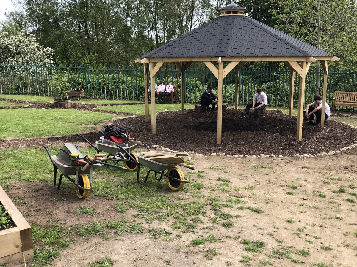 Finishing touches to our Outdoor Learning area today ahead of next weeks special visit. Well done Yr9 you made it look fantastic👏👏