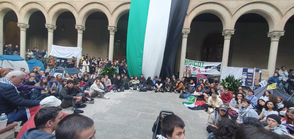Florecen acampadas estudiantiles por todo el estado. En Barcelona han logrado que se APRUEBE una moción del claustro para ROMPER RELACIONES CON ISRAEL. Organizadas podemos presionar y conseguir cambios. No seremos cómplices del genocidio ✊🔥