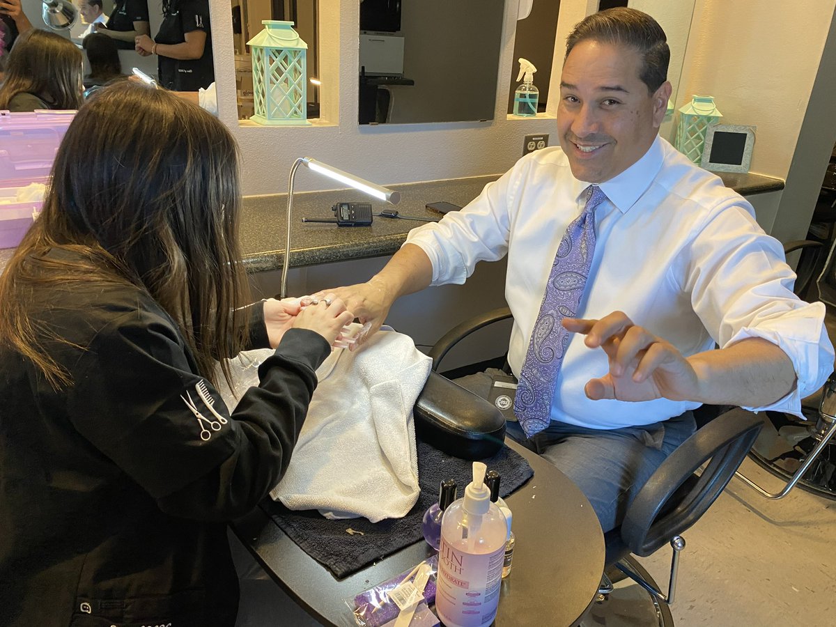 hhscosmo's tweet photo. Teacher Appreciation Day Spa Services at Horizon High 💜 https://t.co/L5h5D0jkyu