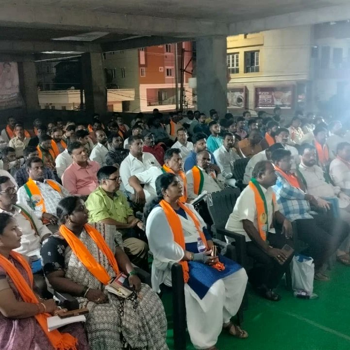 Held meeting with Nallakunta Booth Presidents at MP Elections Office, Nallakunta. @narendramodi @kishanreddybjp #DrNGouthamRao