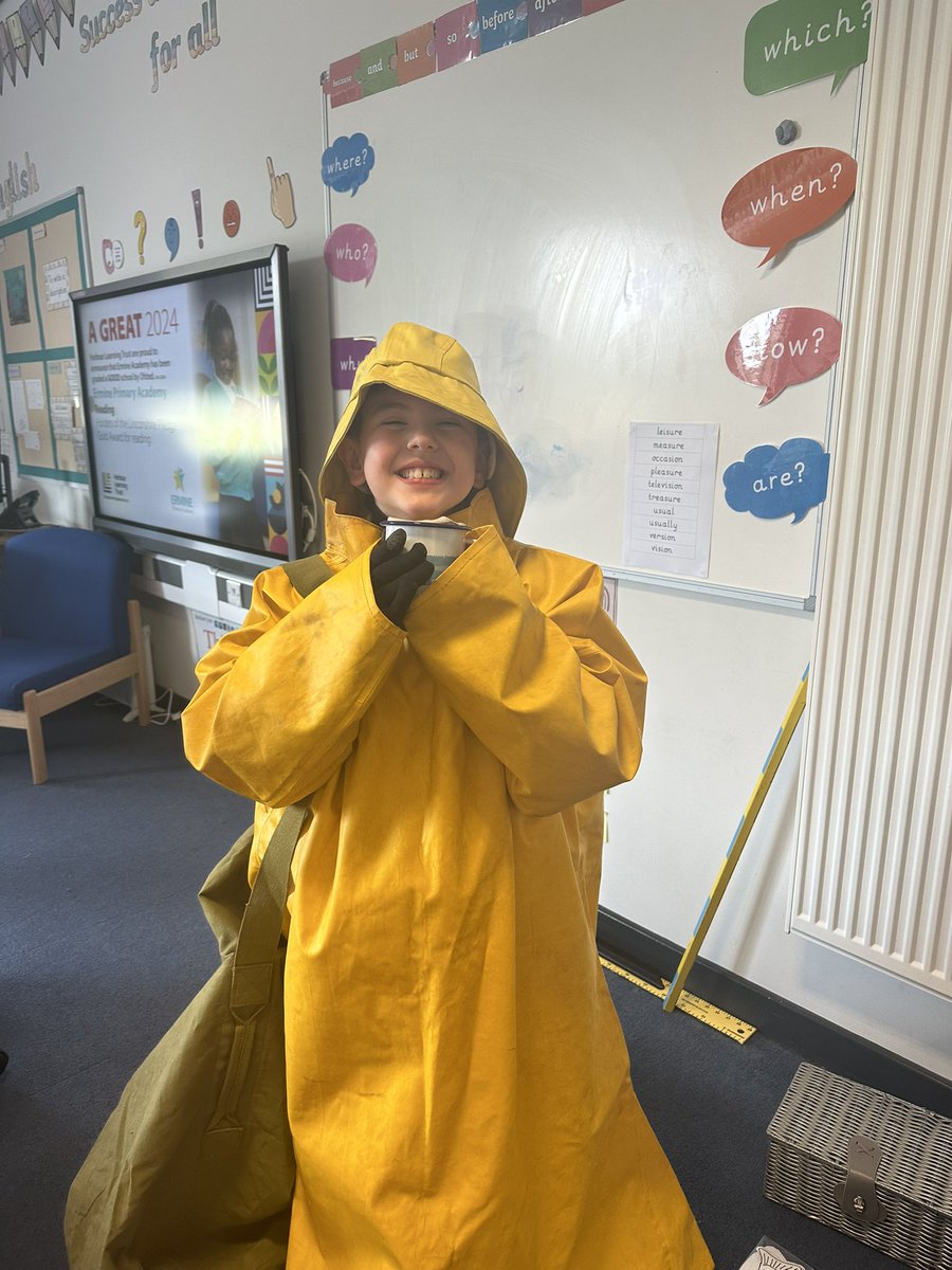 This afternoon in History we were learning about the lives of fishermen in Grimsby, our children enjoyed seeing the clothes that fishermen used to wear and this child modelled it brilliantly - thanks to @LincsInspire for the resources! @PrimaryGreat #gcphistory