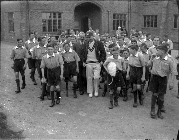 Cricketer Jack Hobbs, one of the greatest of all time, visiting boys at @ChaileyHeritage, #EastSussex, c.1936. (Courtesy of @TheKeepArchives.)

Did you meet anyone famous as a child? Why not #JustCall a loved one and ask them?

historybeginsathome.org

#HBAHFame #EndLoneliness
