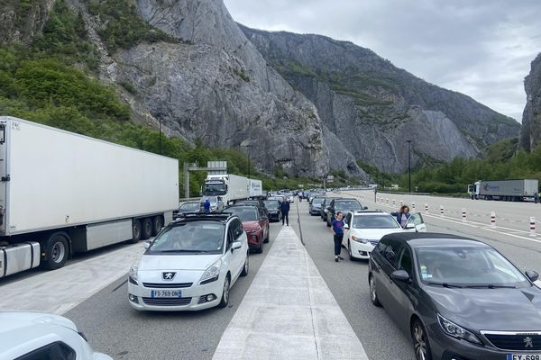 f3Alpes's tweet photo. Plus de 6 heures d'attente au tunnel du Fréjus : "scandaleux", "ubuesque", les automobilistes excédés par des bouchons "inédits"

https://t.co/LFzvxFYYP3 https://t.co/5VbeteVDPO