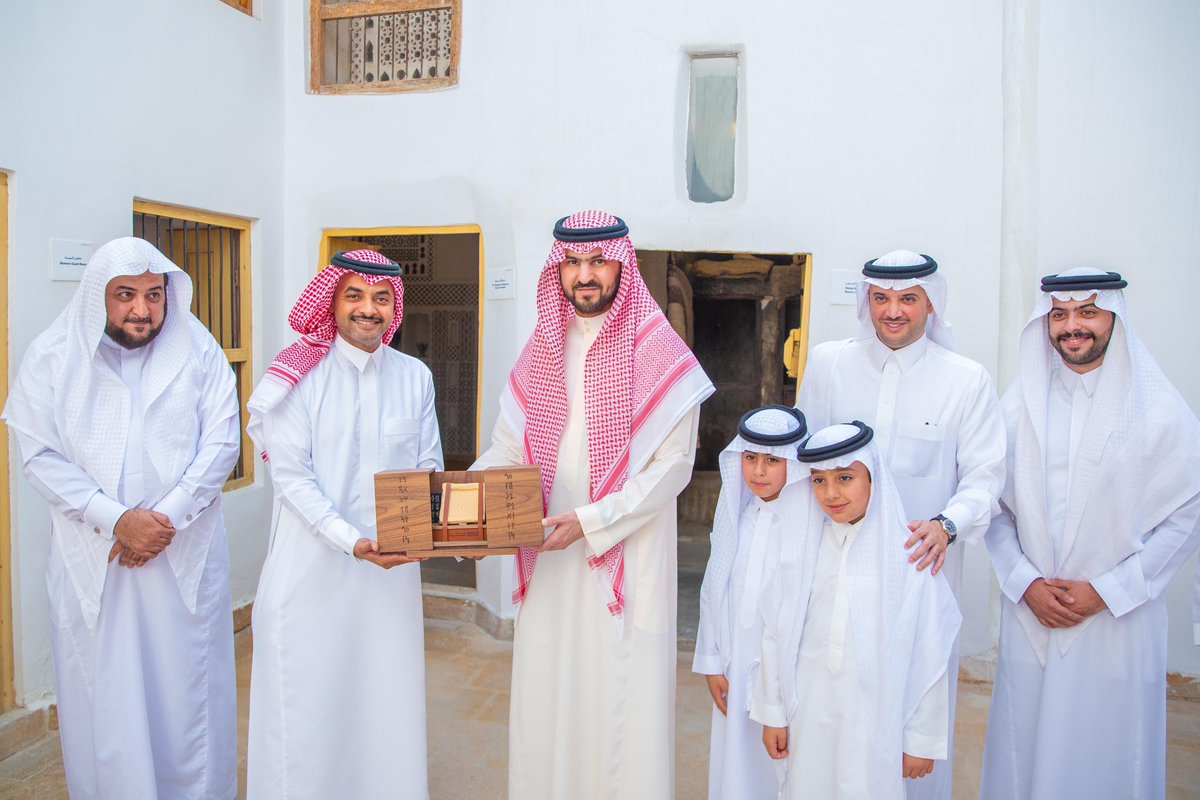 emara_sharqia's tweet photo. وأوضح الدكتور عبدالإله الملا الأستاذ بجامعة الملك فيصل أن "بيت البيعة" يقع في حي الكوت في قلب مدينة الهفوف، وتقدر مساحته بحوالى (310 م2) ، وقد أُسِس منزل البيعة عام 1203هـ، وقام ببنائه الشيخ عبدالرحمن بن عمر بن محمد بن عمر المُلاَّ قاضي الأحساء في تلك الفترة.

وفي "بيت البيعة" بايع أهالي الأحساء الملك المؤسس عبدالعزيز بن عبدالرحمن (طيب الله ثراه) بعد وصوله الأحساء يوم الأحد 28/5/ 1331هـ. وقد تم ترميم البيت من هيئة التراث وتحويله إلى موقع تاريخي يحكي قصة مبايعة أهالي الأحساء للملك المؤسس.