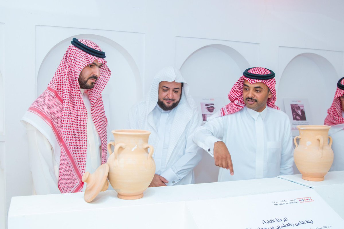 emara_sharqia's tweet photo. وأوضح الدكتور عبدالإله الملا الأستاذ بجامعة الملك فيصل أن "بيت البيعة" يقع في حي الكوت في قلب مدينة الهفوف، وتقدر مساحته بحوالى (310 م2) ، وقد أُسِس منزل البيعة عام 1203هـ، وقام ببنائه الشيخ عبدالرحمن بن عمر بن محمد بن عمر المُلاَّ قاضي الأحساء في تلك الفترة.

وفي "بيت البيعة" بايع أهالي الأحساء الملك المؤسس عبدالعزيز بن عبدالرحمن (طيب الله ثراه) بعد وصوله الأحساء يوم الأحد 28/5/ 1331هـ. وقد تم ترميم البيت من هيئة التراث وتحويله إلى موقع تاريخي يحكي قصة مبايعة أهالي الأحساء للملك المؤسس.