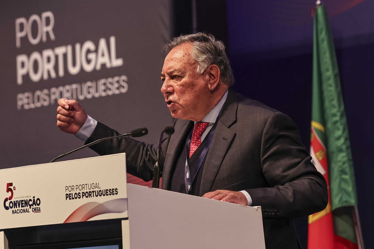TSFRadio's tweet photo. “Chamei o embaixador russo e disse-lhe: ‘Diz lá ao cobarde do teu Presidente que o desafio para um combate’” https://t.co/ZAe48yyBiU https://t.co/IwttOyYnH9
