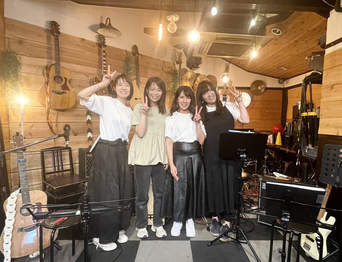 Lumiere_masmy's tweet photo. ♫Music Caravan #206♫
2024/5/6

ご出演の皆様✨
遊びに来ていただいた方々✨
本当にありがとうございました♡

みなさんの演奏に
心を打たれ♬✨

Lumiereもみんなで心を込めて
演奏しましたっ♬

ゴールデンウィーク最後を
たっぷり楽しみました♪✨

素敵な時間をありがとうございました🫶 https://t.co/AGh8sAdpJw