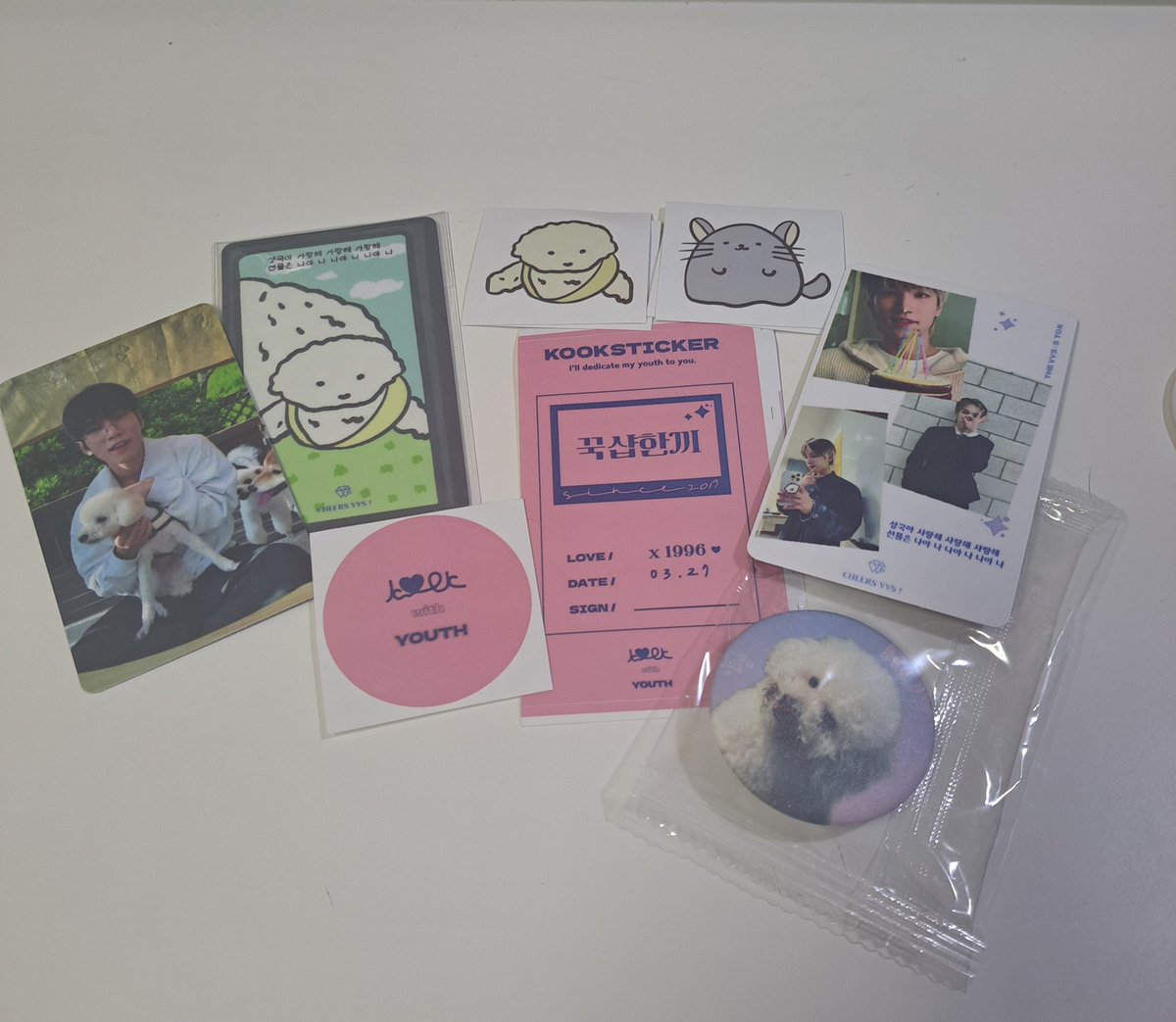 240510  VANNER 1ST CONCERT
[THE FLAG : A TO V] IN TAIPEI

삐삐s take this cute things plz！
I'm Taiwan vvs！
I'm 너무 love 로이！

80ea 
Roy（with🥚） card
Roy & Chinchilla ghost stickers 
Roy badge（blingbling der）
Packing sticker

#VANNER #배너 #THEFLAG_ATOV